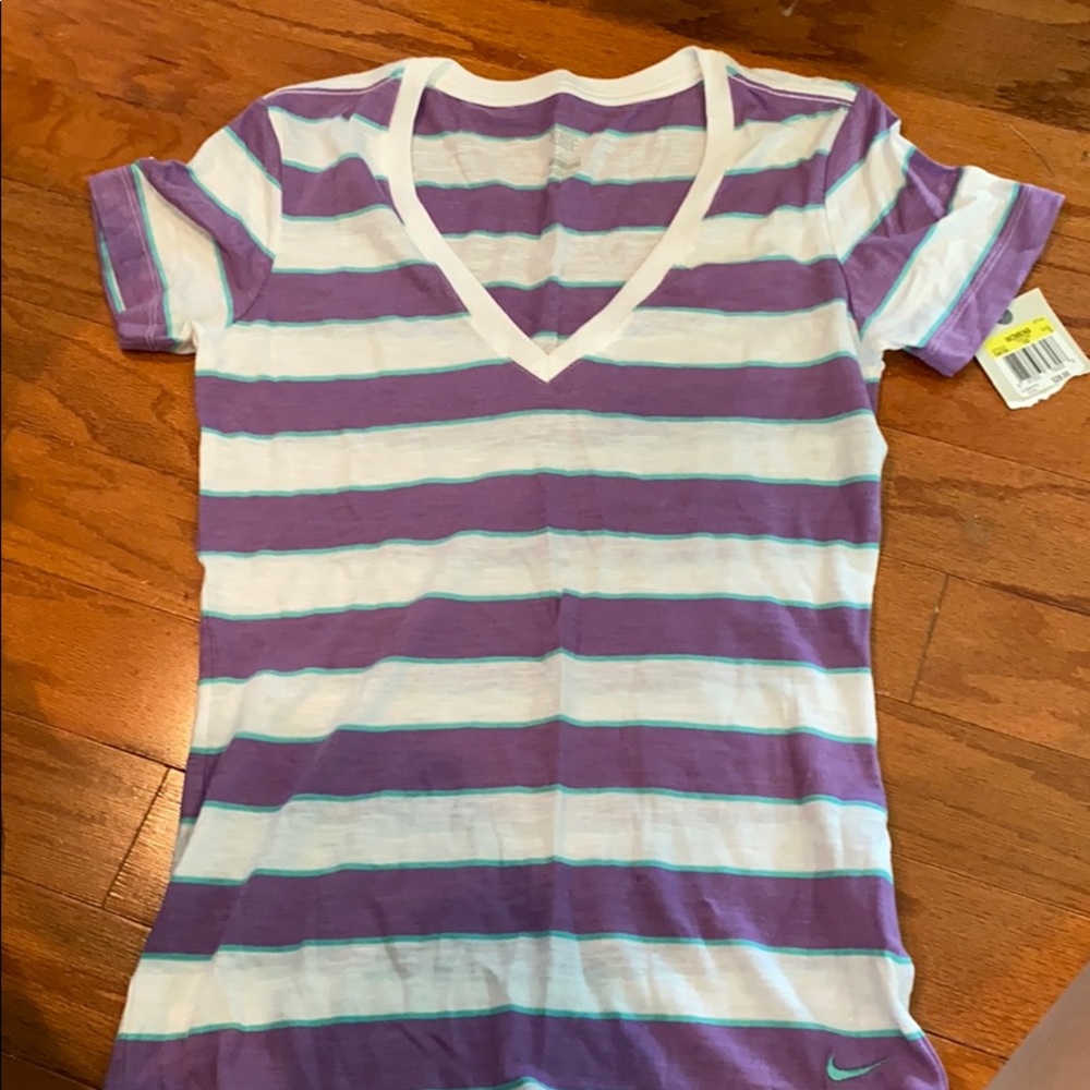 Women’s Nike V Neck shirt . Size small